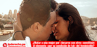 mujer besándose con un hombre con logo de LP