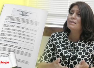 Delia Muñoz con la portada de una resolución y logo de LP