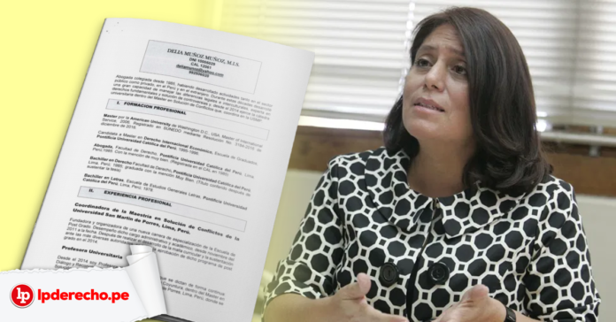 Delia Muñoz con la portada de una resolución y logo de LP