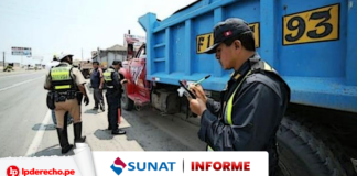 Policia interviniendo un camión con logo de informe de la Sunat y LP