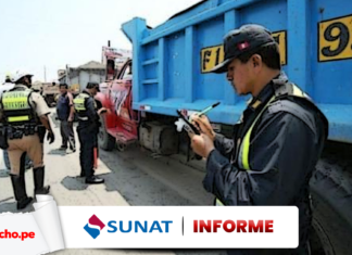 Policia interviniendo un camión con logo de informe de la Sunat y LP