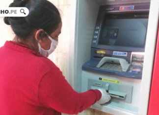 Persona retirando dinero - LPDerecho