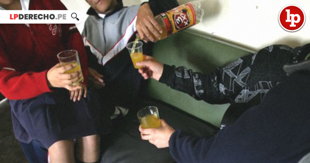 Adolescentes tomando alcohol - LPDerecho