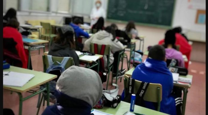 Imponen multa y reparación a profesor que jaló el cabello de estudiante tras llamarle la atención por subrayar un libro