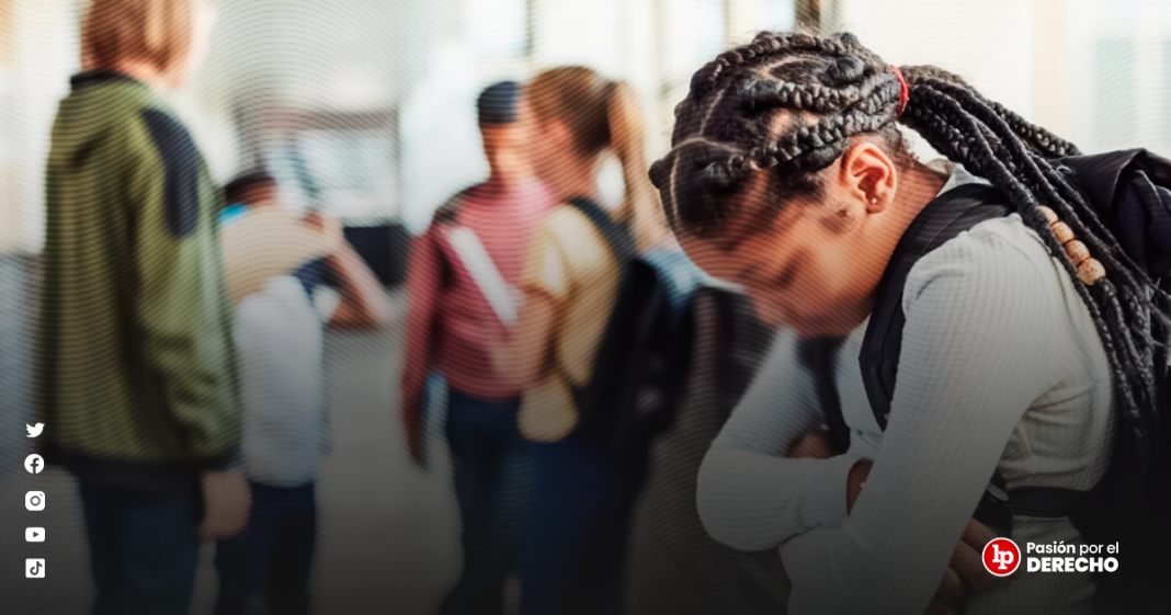 niño-niña-escolar-discriminacion-rastas-cabello-largo-colegio-LPDerecho