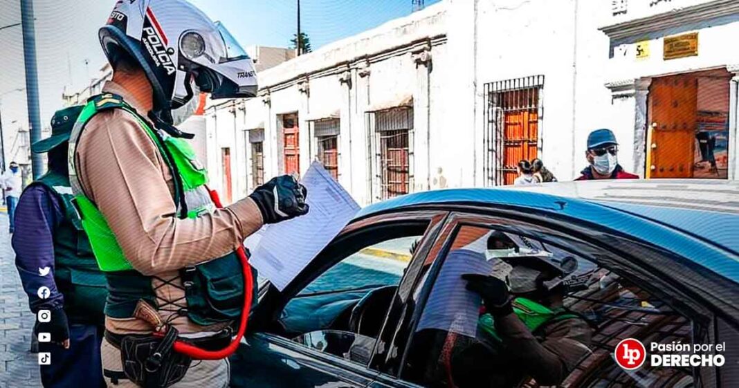 policia-tránsito-documentos-conductor-transporte-LPDerecho