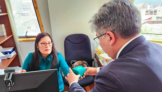 El gobernador regional de Cusco entregó al menos dos relojes, presuntas imitaciones de la marca Rolex, jueves 4 de abril.