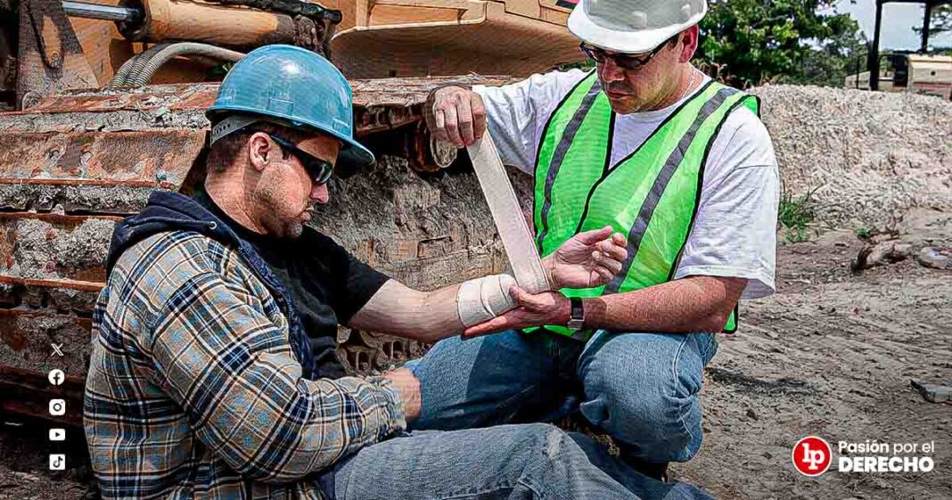 accidente-laboral-compañero-dolor-trabajador-LPDerecho