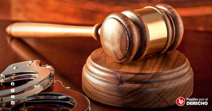 mazo-juez-jueza-justicia-esposas-prisión-penal-criminal-sentencia-defensa-LPDerecho