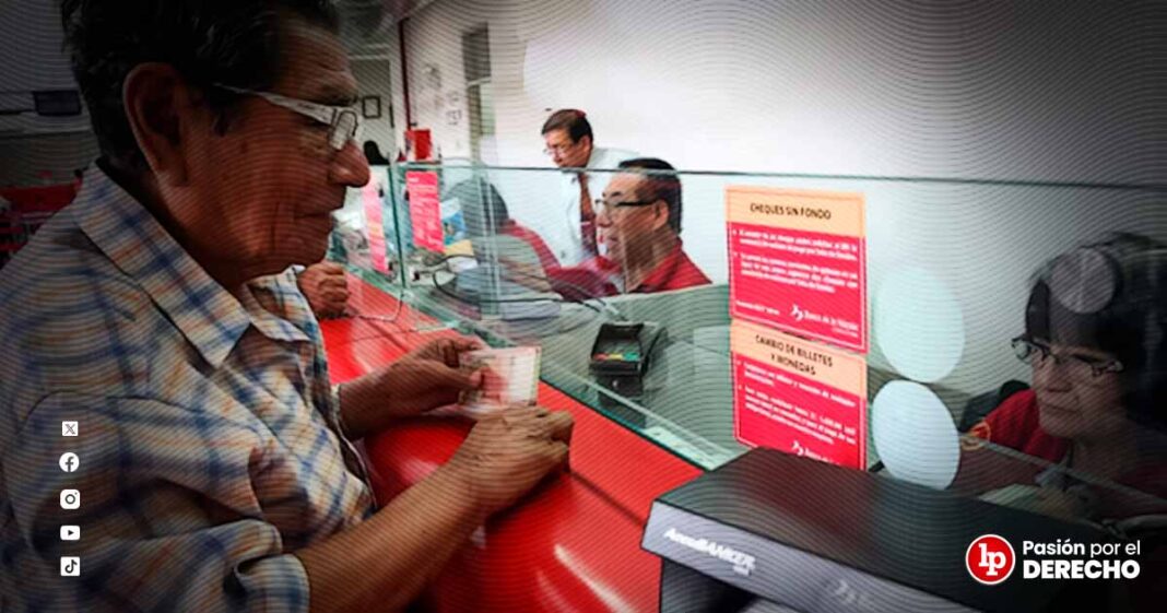 señor en la ventanilla de un banco-LPDERECHO