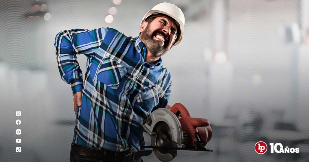 TRABAJADOR-DOLOR-ESPALDA-LPDERECHO