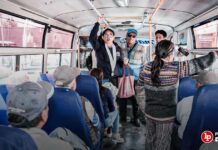 Jueza sube a buses para informar sobre cómo prevenir tocamientos y acoso en unidades de transporte público
