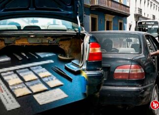 Dictan prisión preventiva a intervenido en auto con placas falsas reportado como robado: PNP halló un celular, chaleco de policía y otros