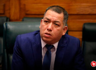 Denuncian al congresista Darwin Espinoza por presunta agresión física a ciudadano en centro comercial